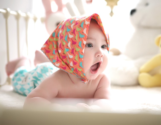 Beau bébé sur un lit