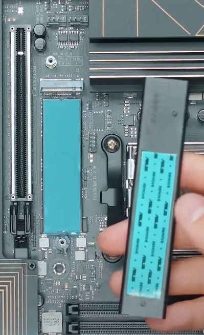 SSD NVMe et dissipateur thermique au-dessus d’une carte mère