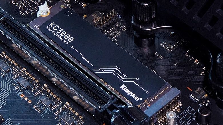 SSD NVMe Kingston KC3000 installé sur une carte mère