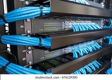 Baie réseau équipée de commutateurs et de câbles Ethernet bleus