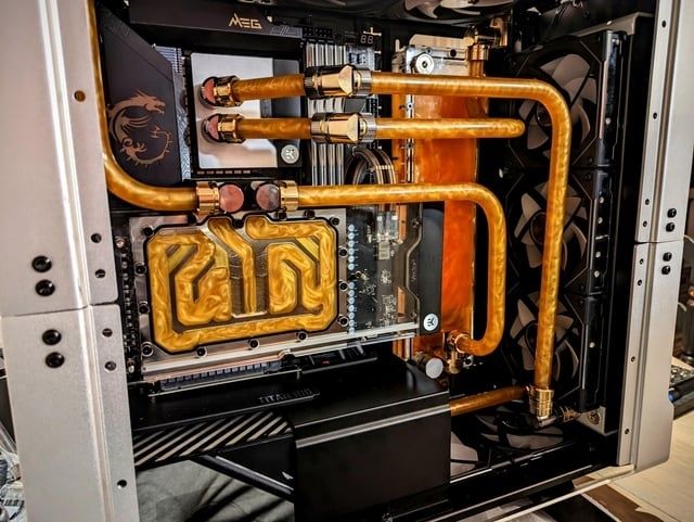 Boîtier PC ouvert avec circuit de watercooling et tubes en cuivre